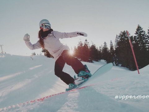 Foto: Ferienregion Traunsee-Almtal/OÖ Tourismus: Snowboarden Hier sehen Sie eine Dame beim Snowboarden