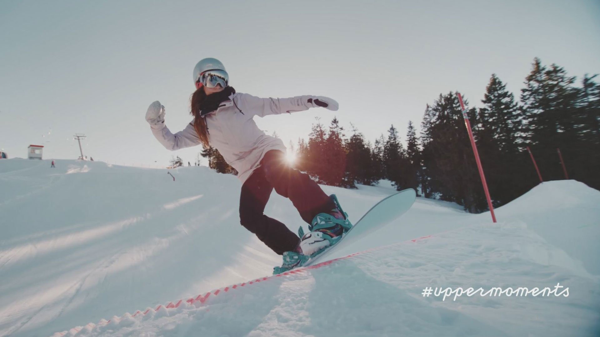 Foto: Ferienregion Traunsee-Almtal/OÖ Tourismus: Snowboarden Hier sehen Sie eine Dame beim Snowboarden
